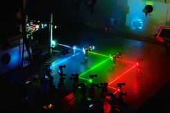 Die hochauflösende Mikroskopietechnik qPAINT erlaubt die Quantifizierung einzelner Moleküle. Durch Laserstrahlen in verschiedener Wellenlängen werden einzelne Farbstoffe sichtbar gemacht.