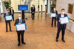 Während des Unterzeichnung der Absichtserklärung im Max-Planck-Haus am Hofgarten (von rechts nach links): Markus Söder, Martin Stratmann, Hubert Aiwanger, Bernd Sibler; Tobias Bonhoeffer und Petra Schwille