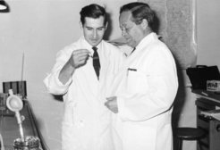 Dieter Oesterhelt (left) with his doctoral supervisor and Nobel Prize winner Feodor Lynen, 1967.