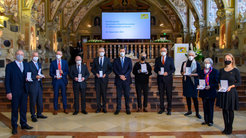 Gruppenbild zur Verleihung des Bayerischen Maximiliansordens im Antiquarium der Münchner Residenz: Prof. Ulrich Konrad, Prof. F. Ulrich Hartl, Prof. Immanuel Bloch, Prof. Martin Stratmann, Prof. Andreas Wirsching, Ministerpräsident Dr. Markus Söder, MdL, Prof. Doris Dörrie, Prof. Rüdiger Wehner, Prof. Heike Paul, Prof. Bärbel Friedrich, Prof. Julia Fischer (v.l.n.r.)