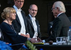 Der schwedischen König Carl XVI. Gustaf (rechts) gratuliert Elena Conti (links) zum Aminoff Preis im Stockholmer Rathaus. Neben ihr stehen ihre Mitpreisträger, Peter Cramer vom MPI für Multidisziplinäre Naturwissenschaften in Göttingen und Seth Darst von der Rockefeller Universität, NY, USA.