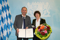 Petra Schwille (right), together with Deputy Bavarian Minister-President Hubert Aiwanger (left) during the award ceremony for the Cross of Merit 1st Class of the Order of Merit of the Federal Republic of Germany.