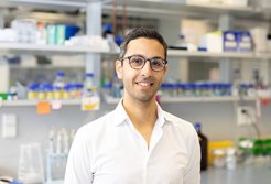 Thierry Nordmann ist diesjähriger Preisträger des wichtigen Oscar-Gans-Preis 2025 im Fachbereich der Dermatologie. Seit April ist er außerdem neuer Forschungsgruppenleiter am Max-Planck-Institut für Biochemie.